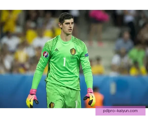 库尔图瓦与布冯的门将风格分析及其职业生涯对比